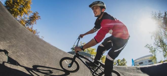 Biker in einer Pumptrackanlage