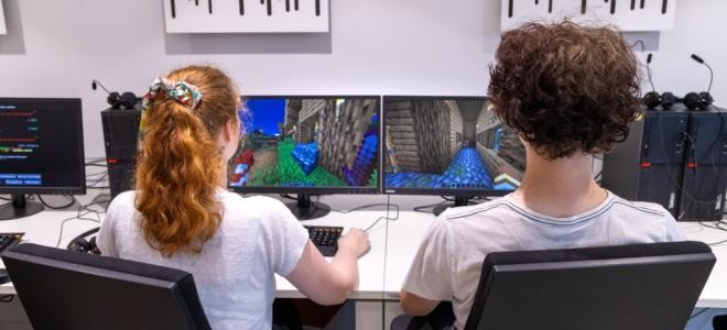 Jugendliche spielen ein Computerspiel