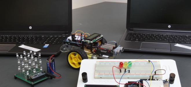 Laptops, Leuchtdioden und mit Arduino gesteuertes Fahrzeug