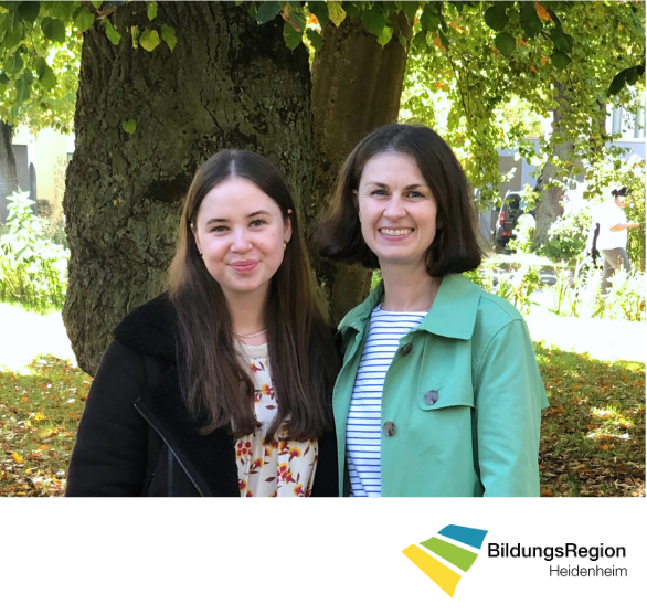 Zwei Frauen und das Logo der Bildungsregion