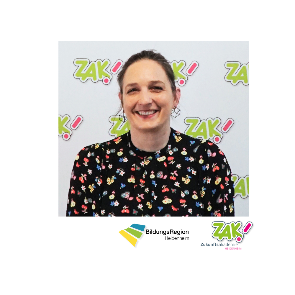 Frau mit zwei Logos